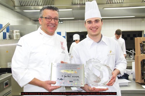 Jean-Paul Acker, second de cuisine à La Cheneaudière, remporte le trophée de la meilleure choucroute au poisson d'Alsace